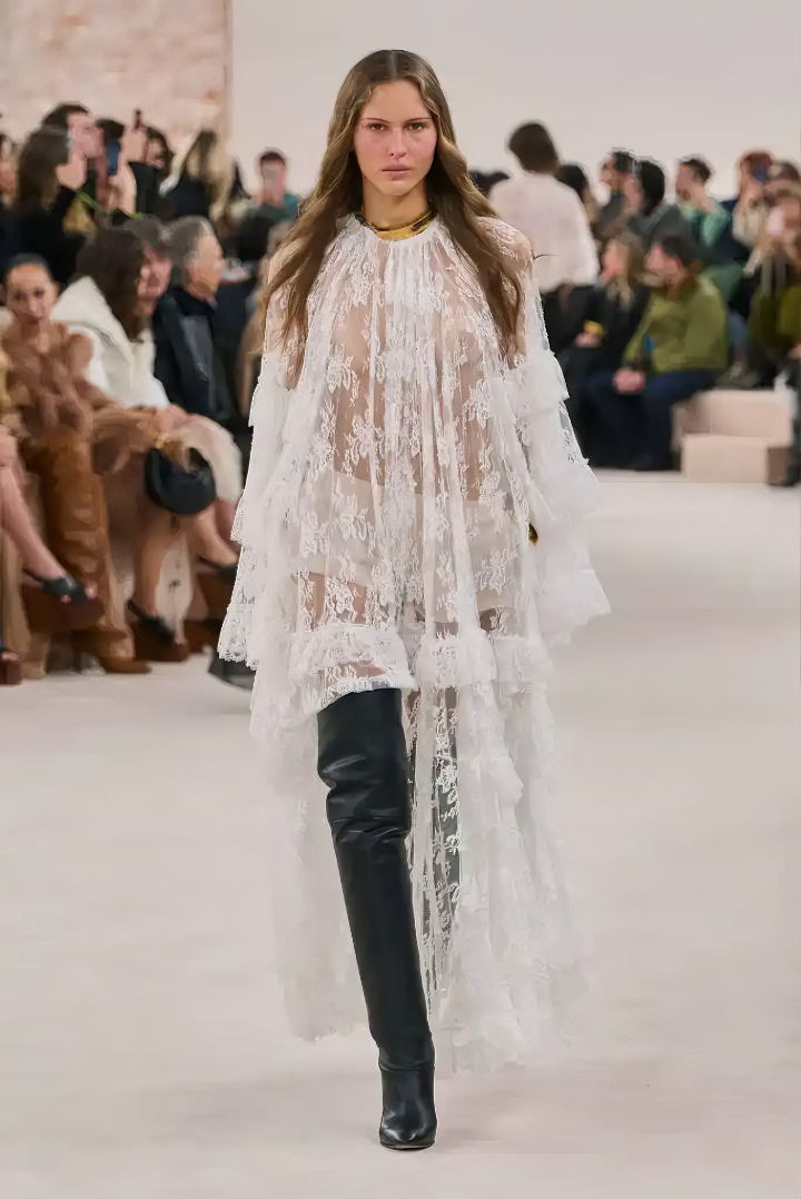 Outfit Bohemian Style Di Acara Paris Fashion Week 2024